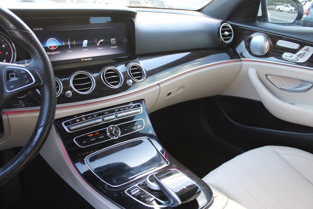 2017 Mercedes Benz E 300 4MATIC Sedan photo 21
