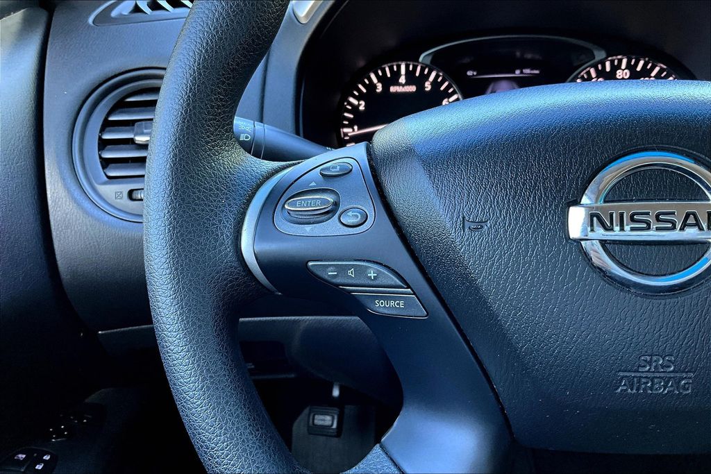 2015 Nissan Pathfinder S photo 24