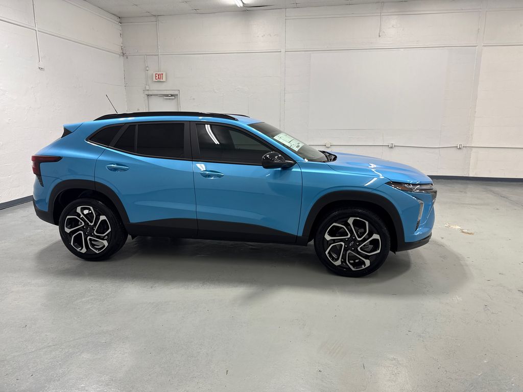 2025 Chevrolet Trax photo 2