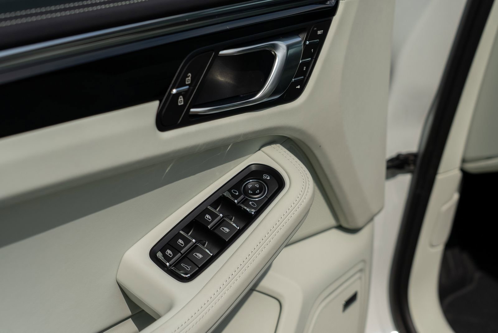 2025 Porsche Macan Base photo 22