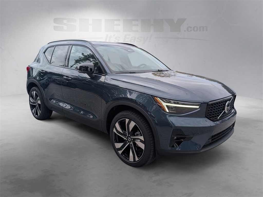 2026 Volvo XC40 AWD photo 2
