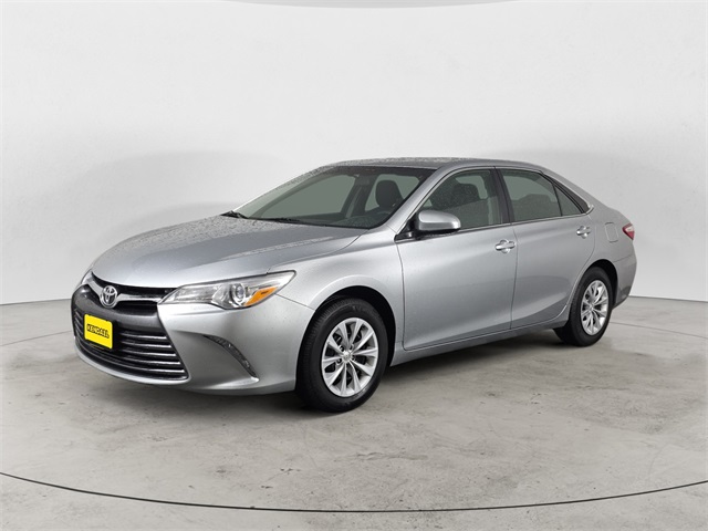 2015 Toyota Camry LE's photo