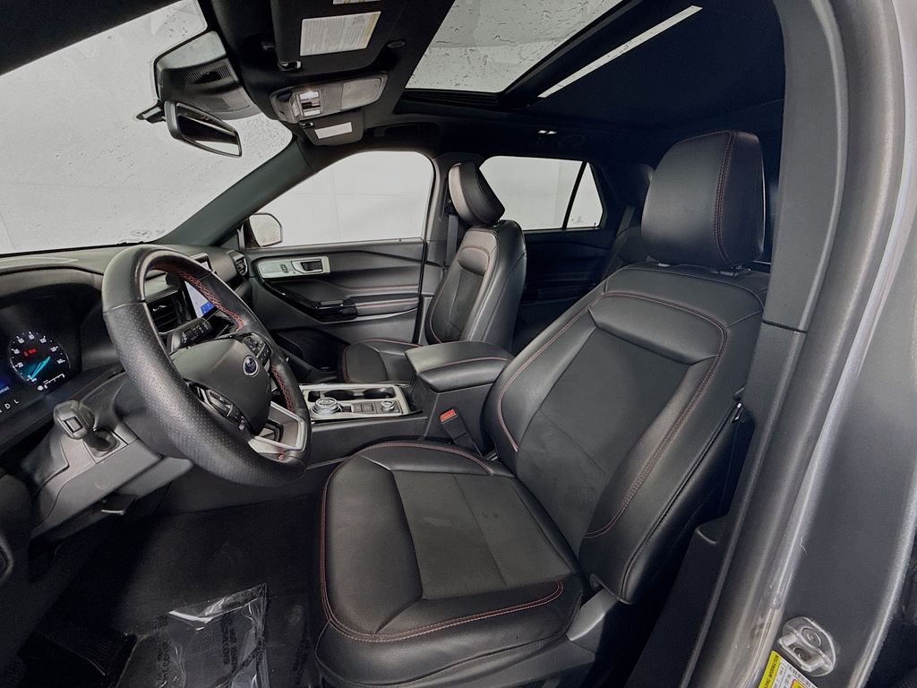 2022 Ford Explorer ST-Line photo 2