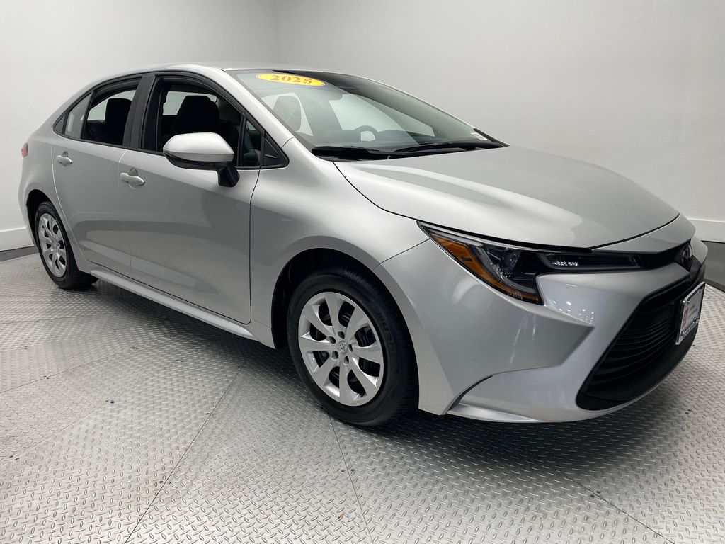 2025 Toyota Corolla LE photo 3