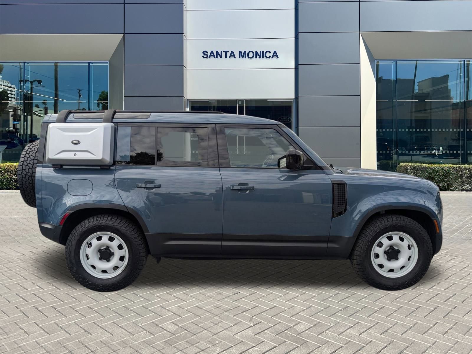 2023 Land Rover Defender 110 photo 3