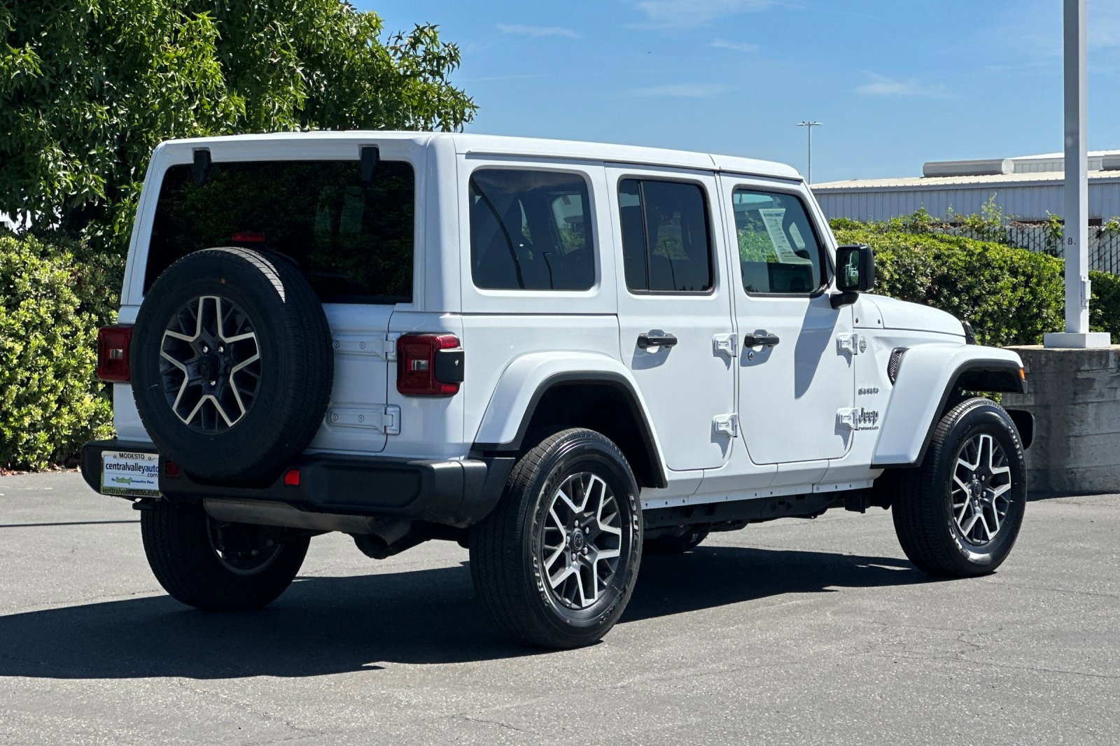 2024 Jeep Wrangler Sahara photo 4