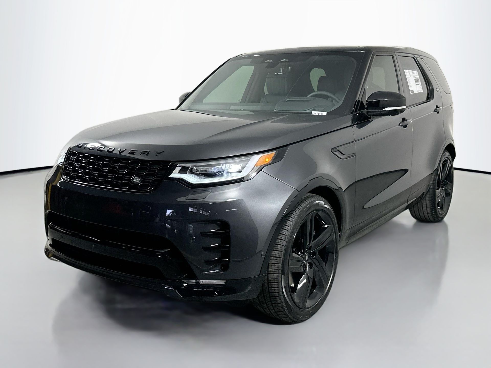 2025 Land Rover Discovery Dynamic SE's photo