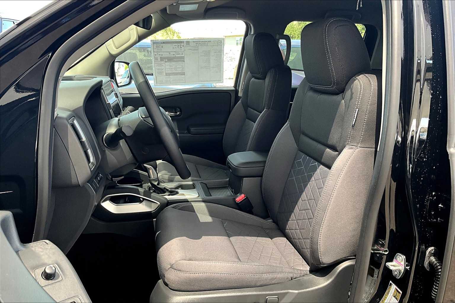 2025 Nissan Frontier SV photo 13