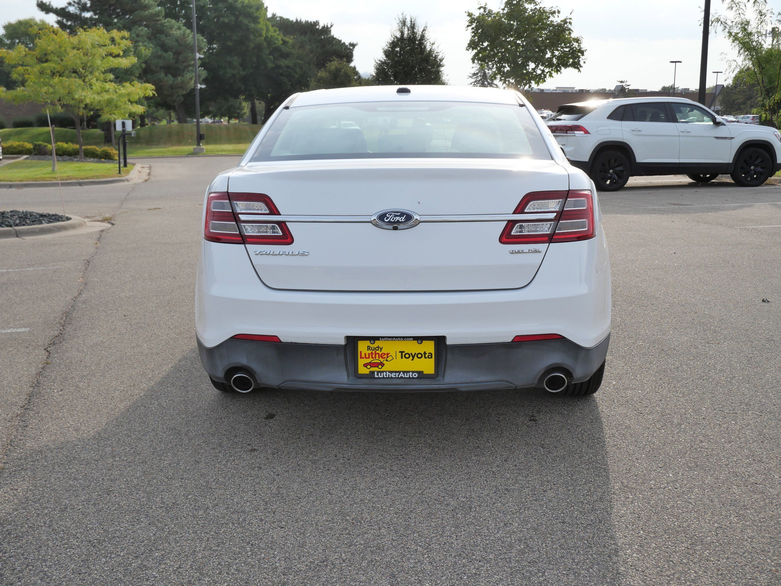 2017 Ford Taurus SE photo 2