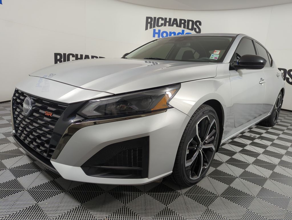 2023 Nissan Altima SR's photo