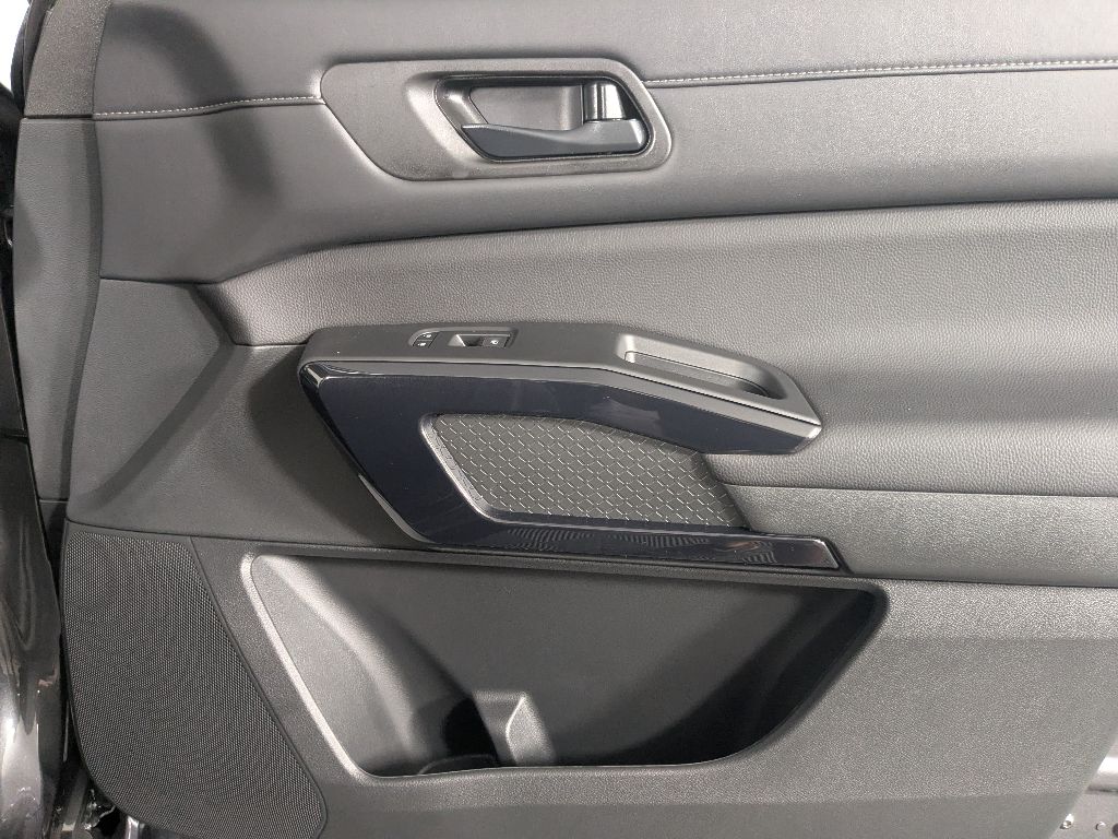 2025 Nissan Pathfinder SV photo 16