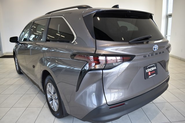 2024 Toyota Sienna LE photo 6