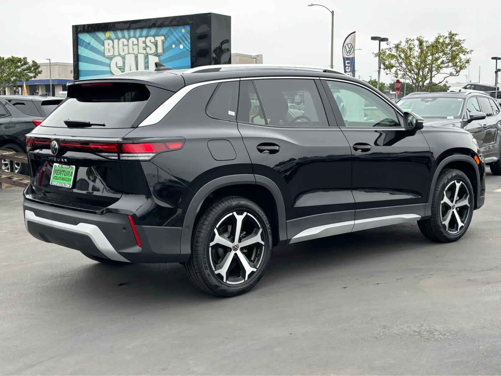 2025 Volkswagen Tiguan SE photo 2