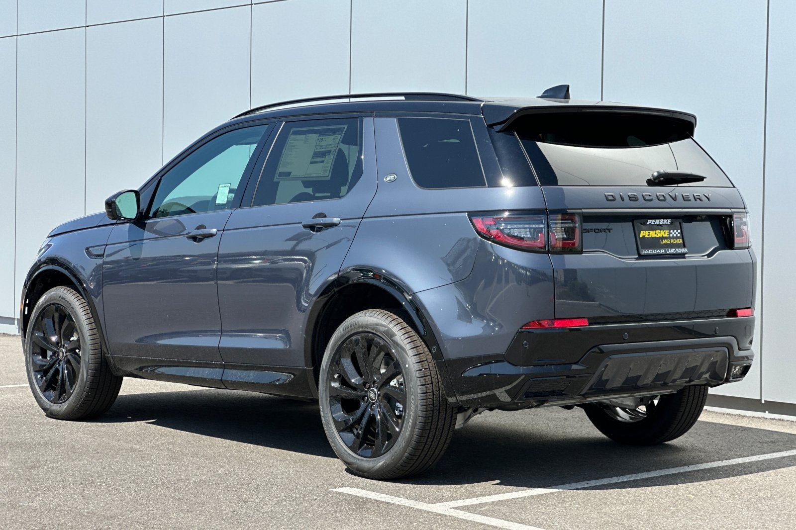 2025 Land Rover Discovery Sport Dynamic SE photo 4