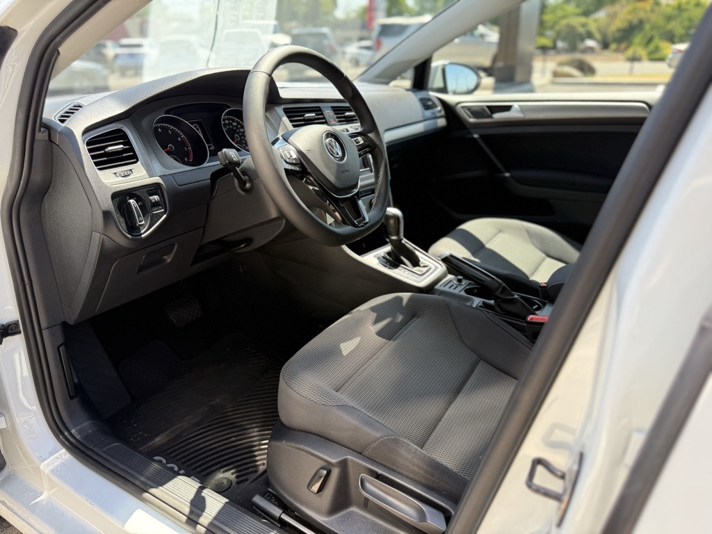 2017 Volkswagen Golf SportWagen S photo 10