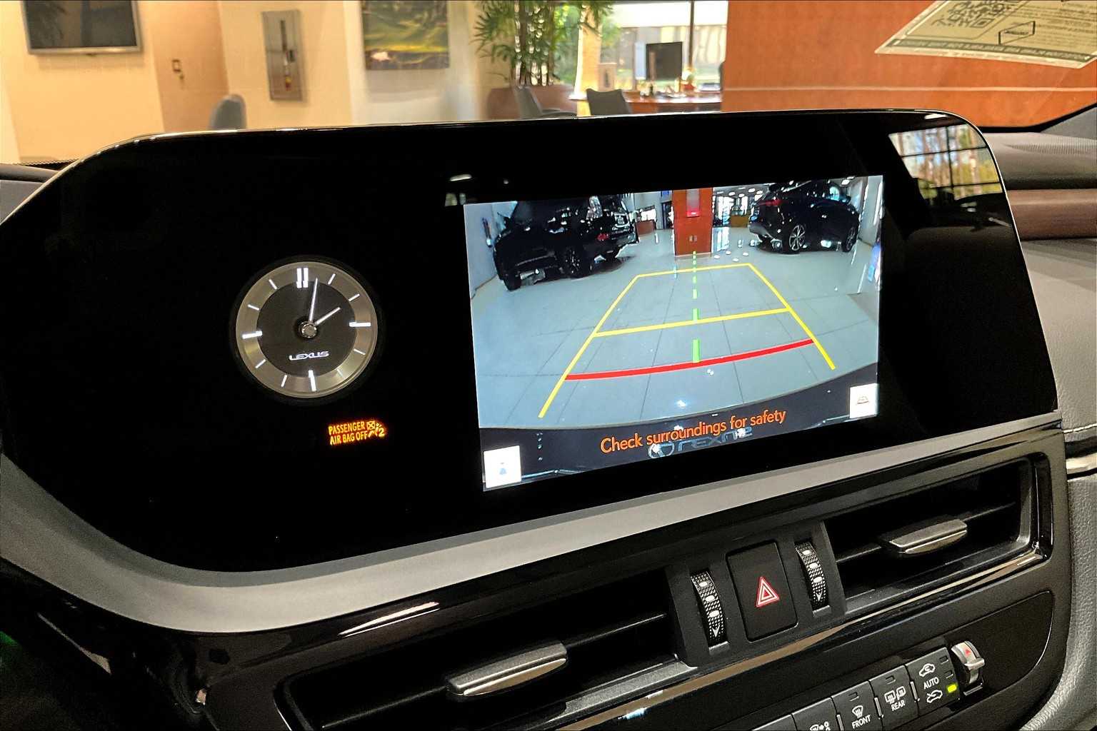 2025 Lexus ES 300h photo 24