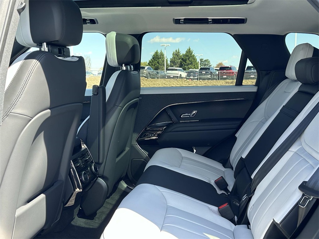 2025 Land Rover Range Rover Sport SE photo 4