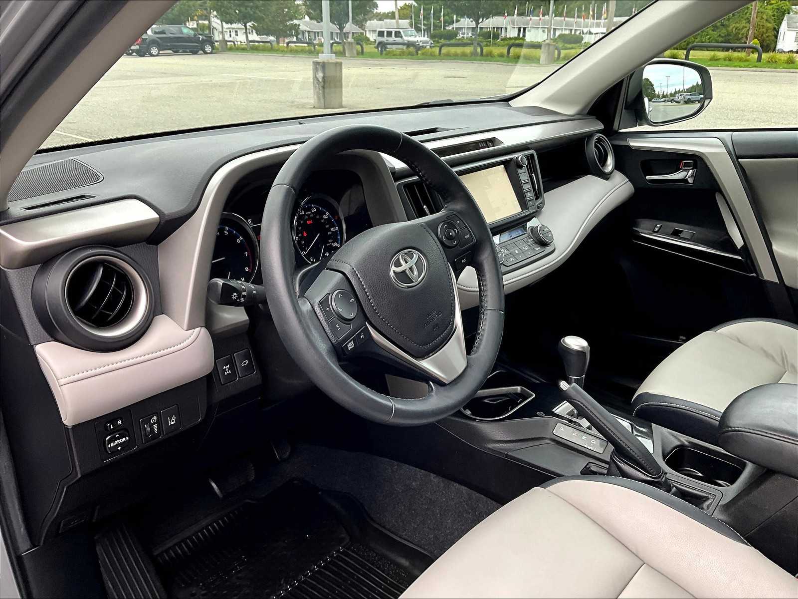 2018 Toyota RAV4 Limited photo 7