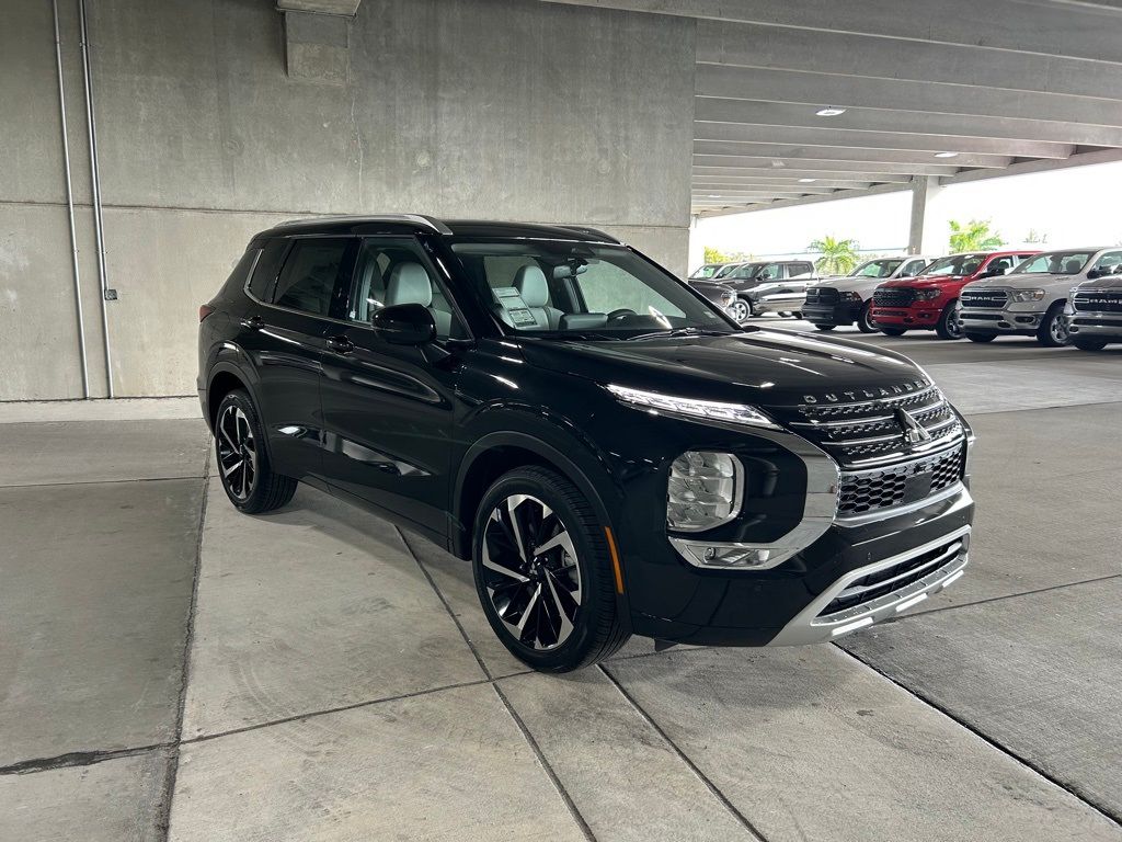 2024 Mitsubishi Outlander SEL photo 2