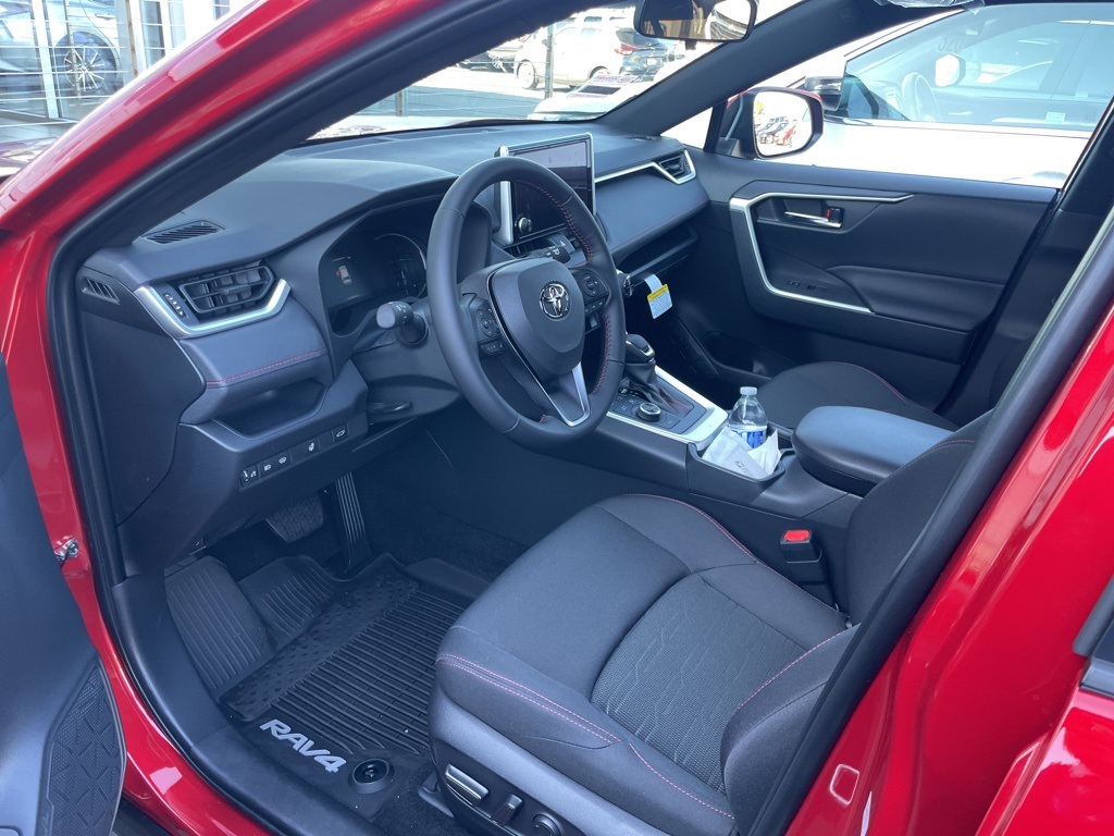 2025 Toyota RAV4 SE's photo