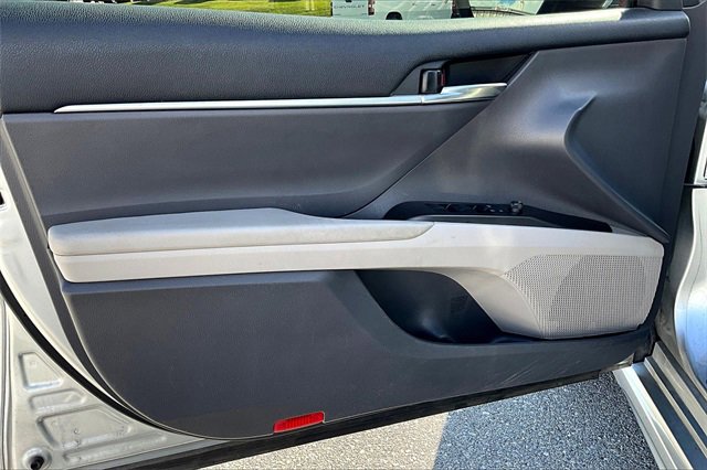 2022 Toyota Camry SE photo 9