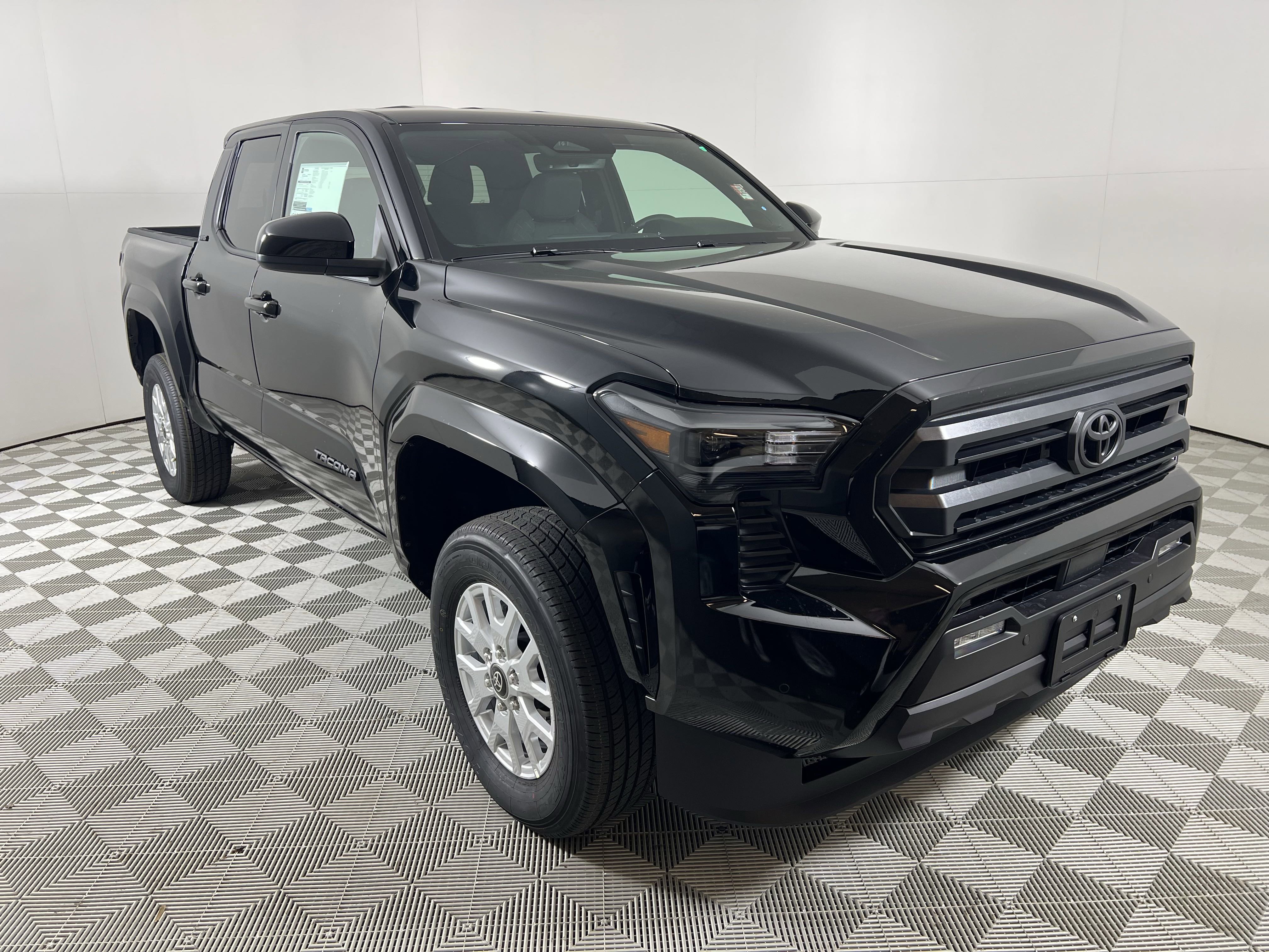 2025 Toyota Tacoma SR5's photo