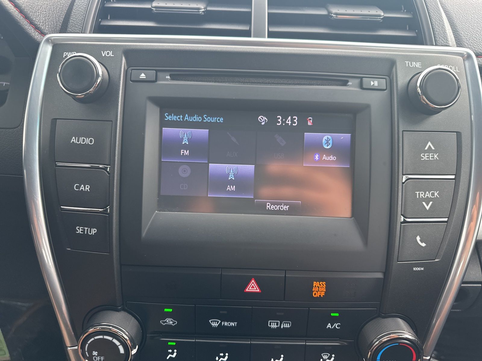 2016 Toyota Camry XLE photo 19