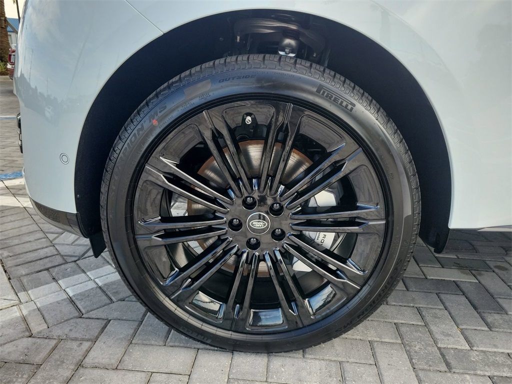 2025 Land Rover Range Rover SE photo 12