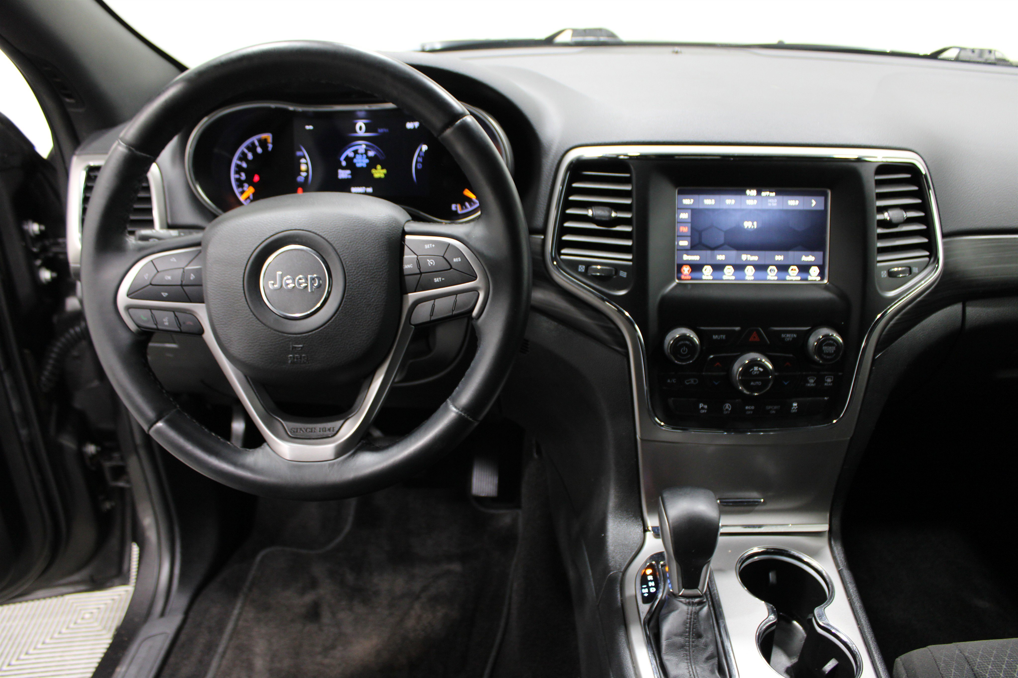2019 Jeep Grand Cherokee Laredo E photo 2