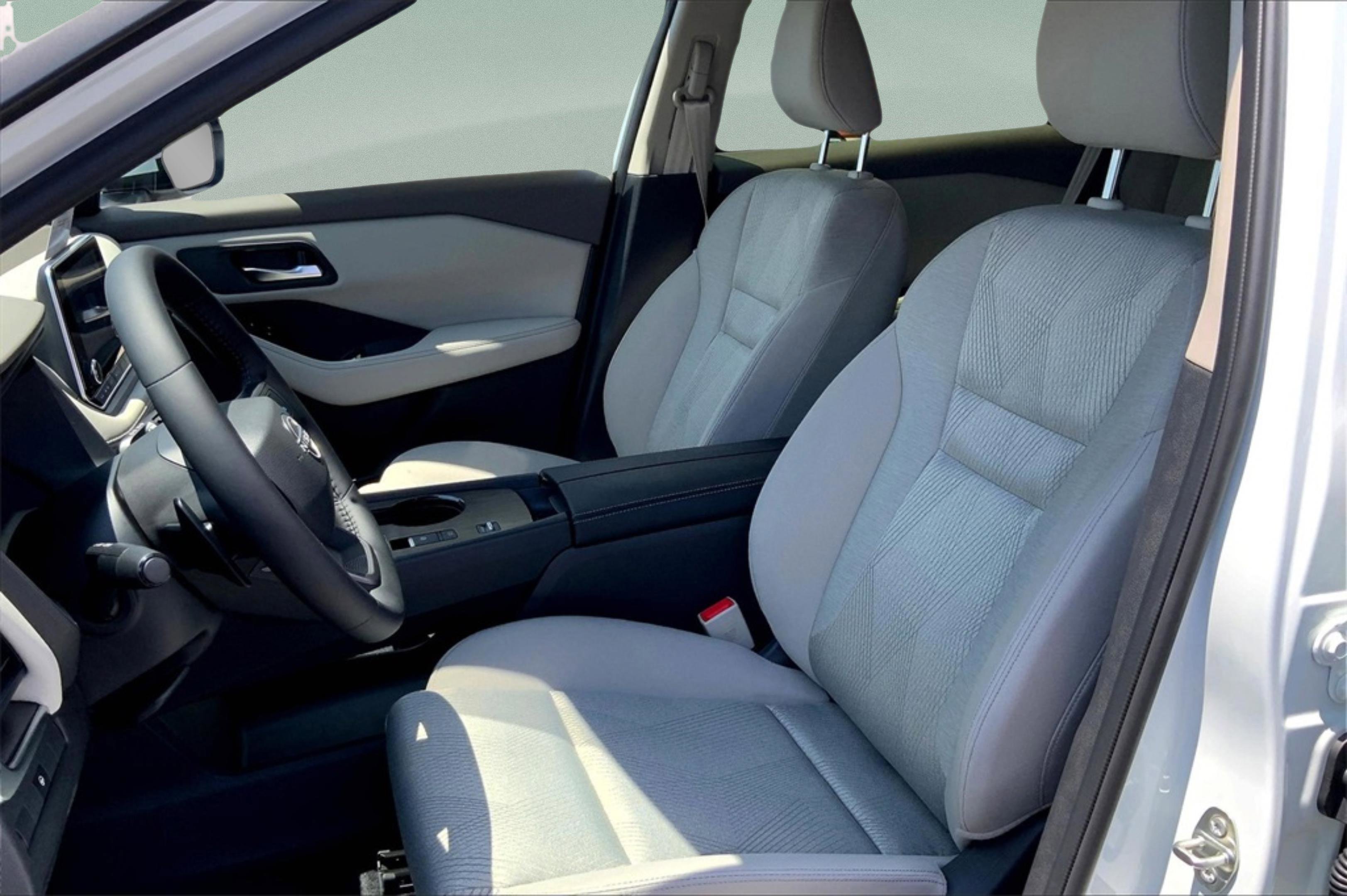 2025 Nissan Rogue SV photo 5