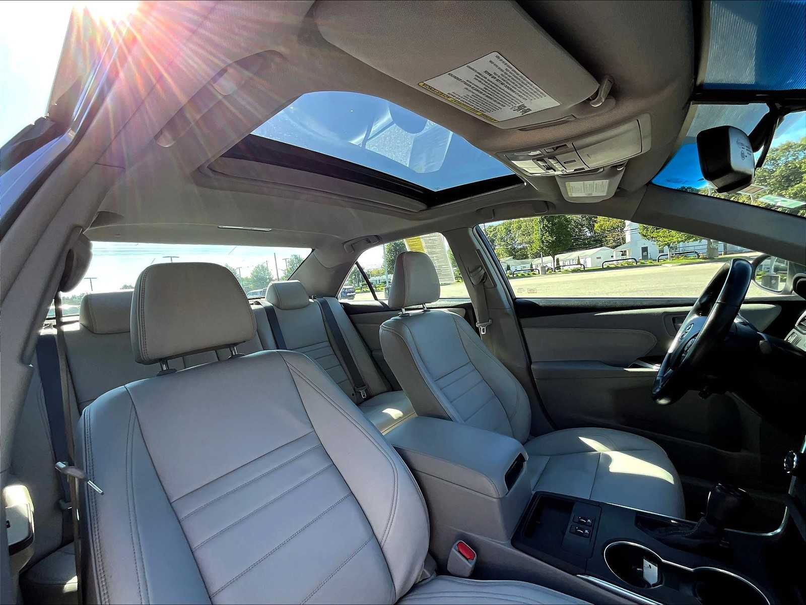 2016 Toyota Camry XLE photo 22