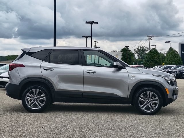 2023 Kia Seltos LX photo 9