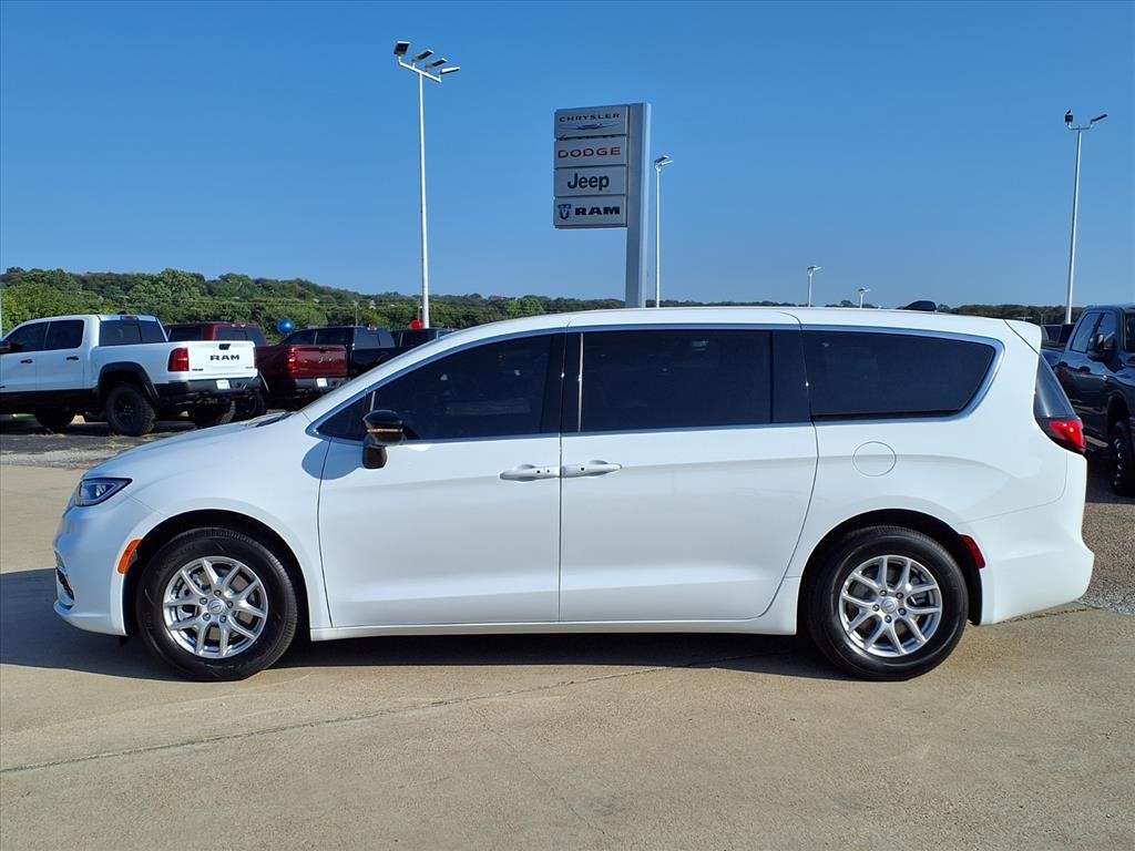 2026 Chrysler Pacifica photo 3