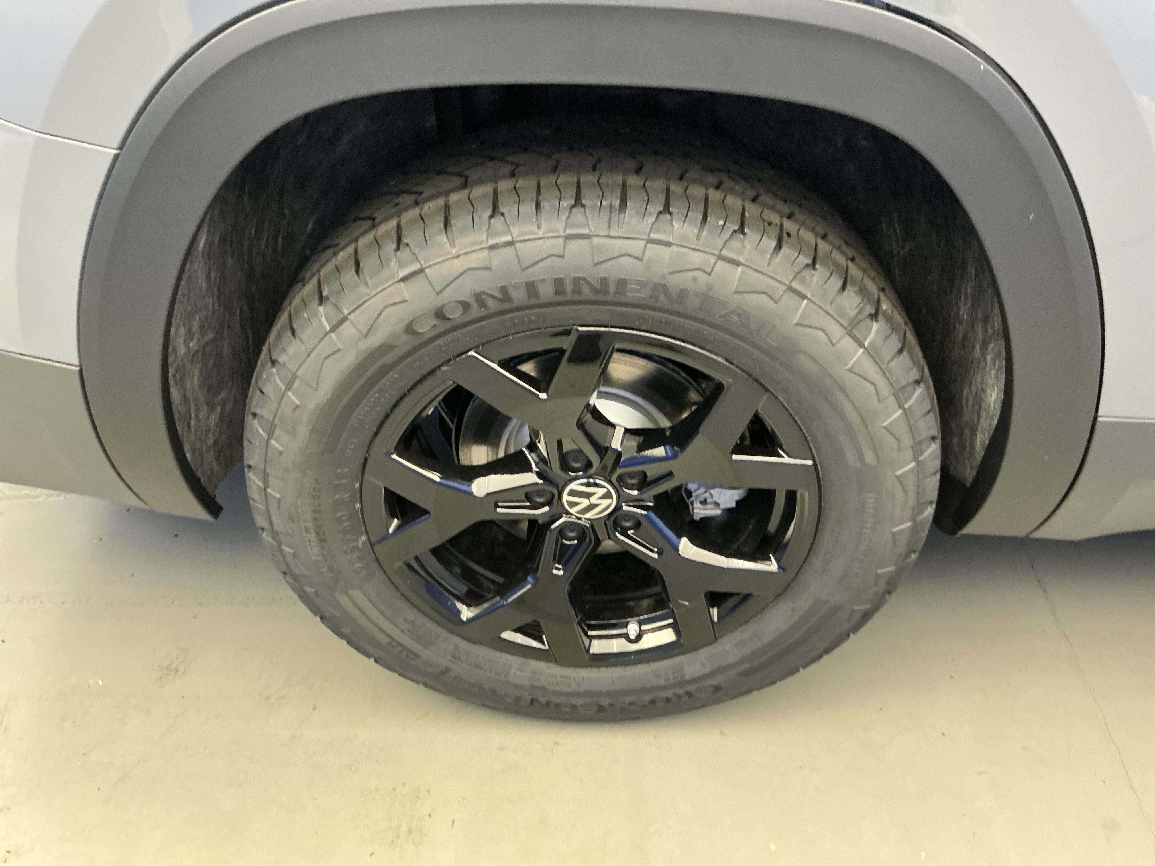 2025 Volkswagen Atlas Peak Edition SE photo 4