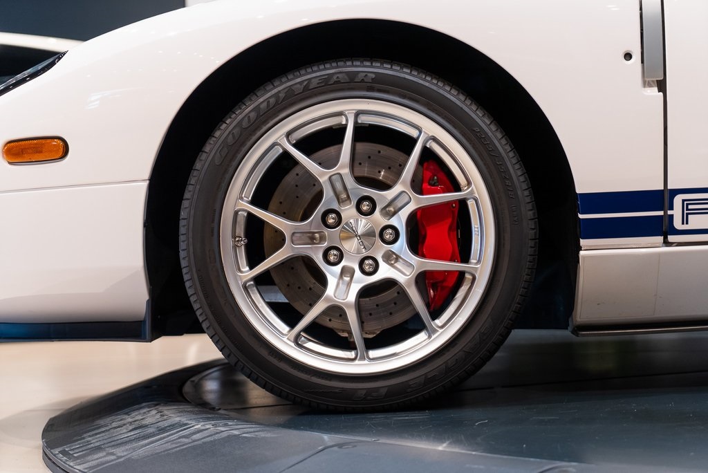 2005 Ford GT Base photo 15
