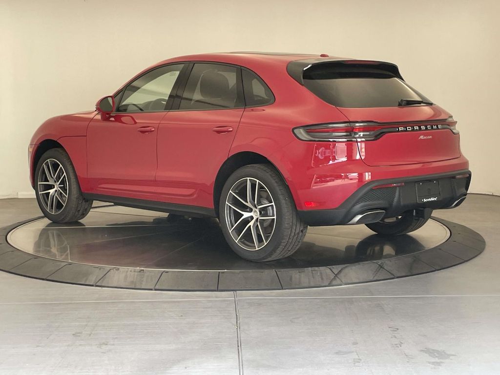 2025 Porsche Macan Base photo 3