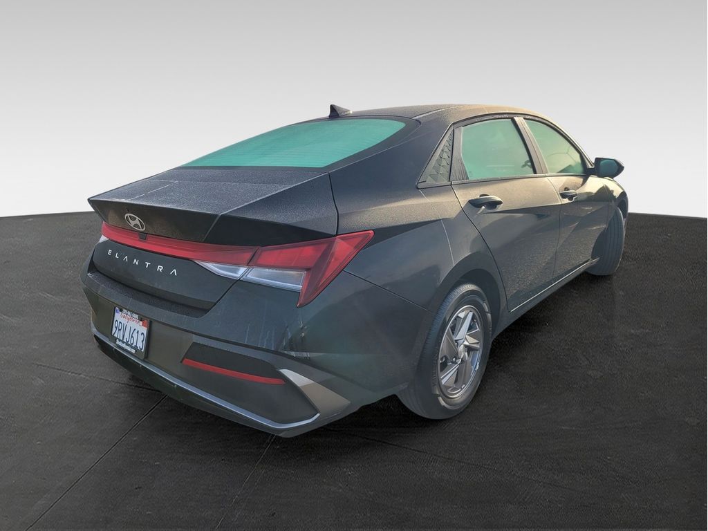 2025 Hyundai Elantra SEL Sport photo 3