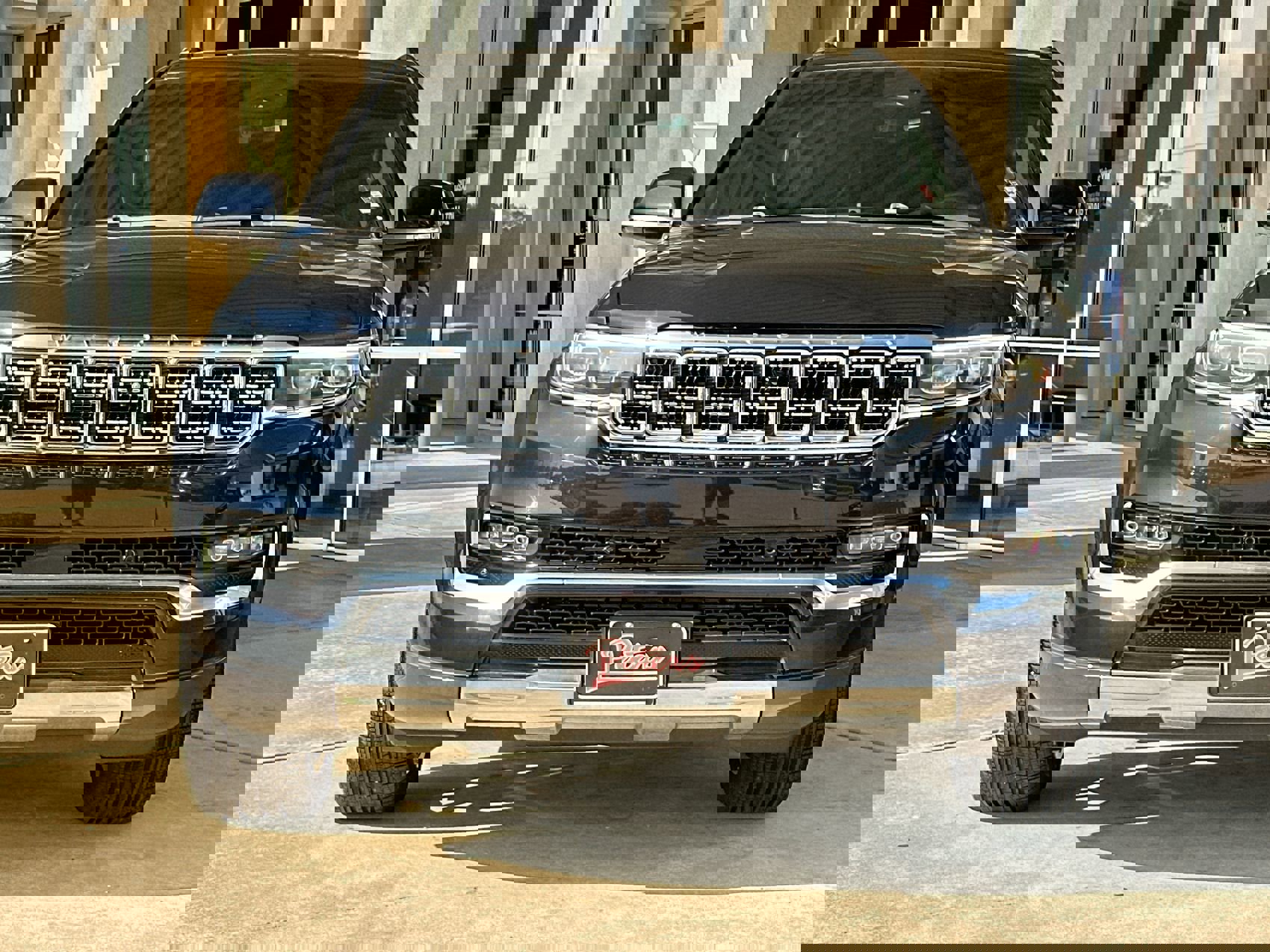 2022 Jeep Grand Wagoneer II photo 3