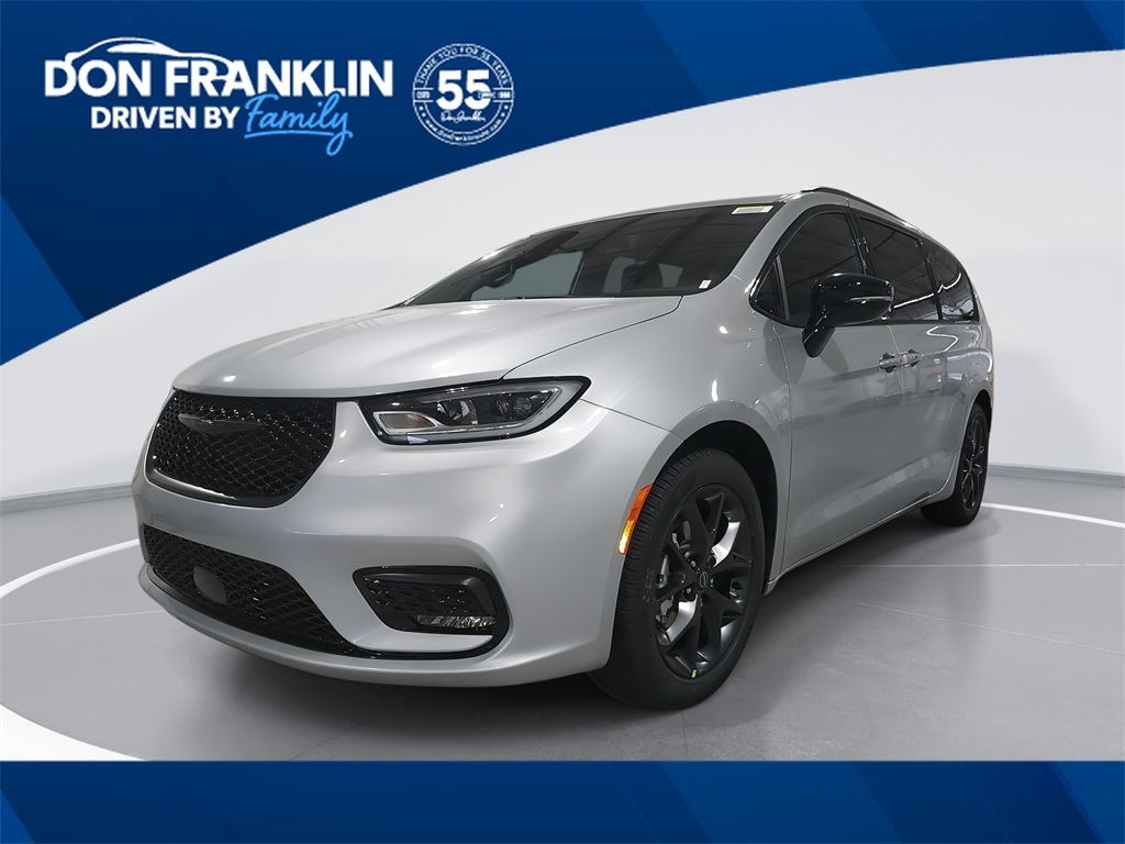 2026 Chrysler Pacifica Select's photo