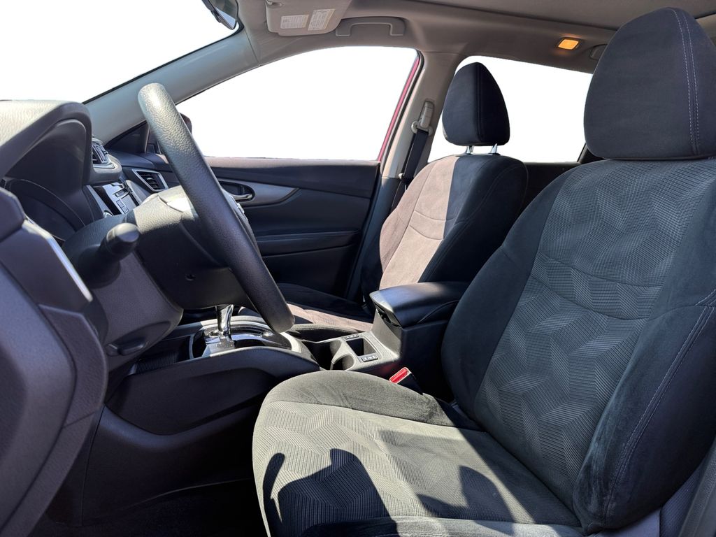 2016 Nissan Rogue SV photo 9
