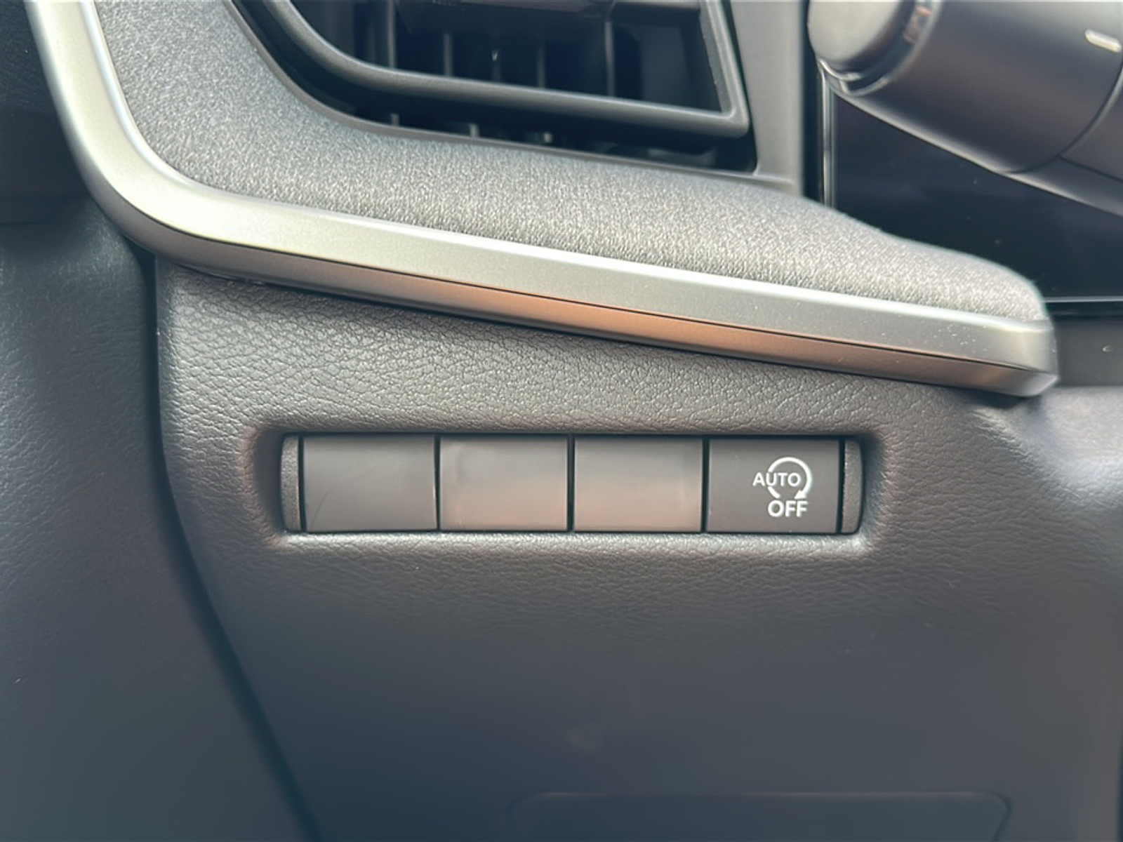 2025 Nissan Kicks SV photo 8