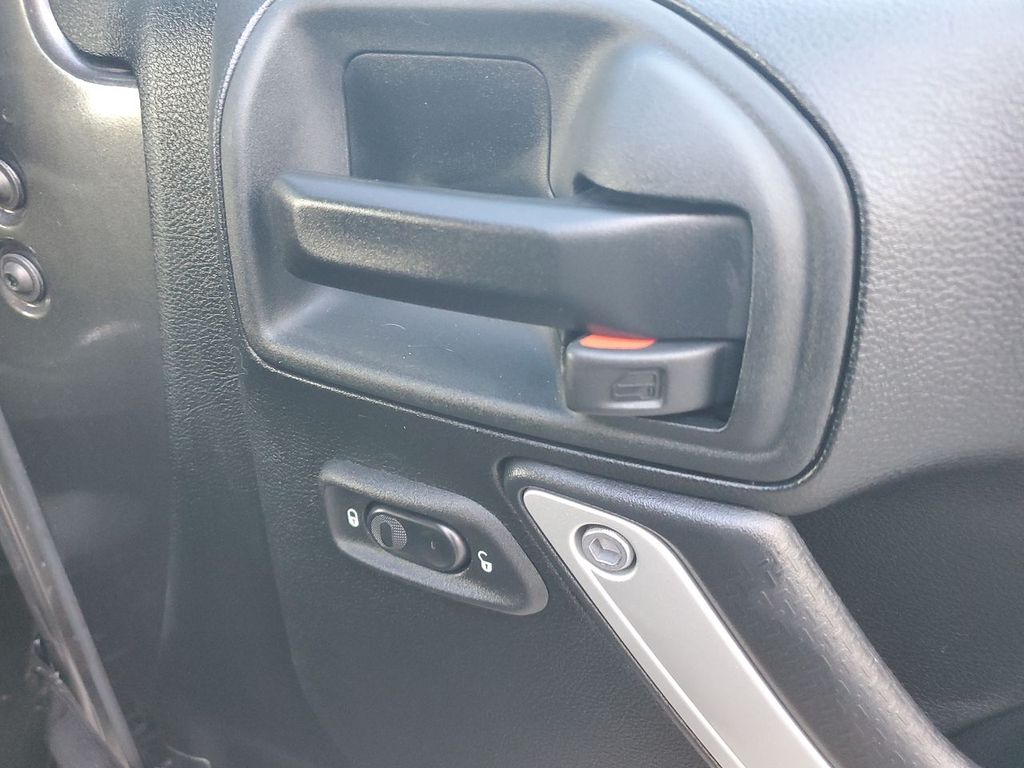 2018 Jeep Wrangler Sahara photo 36