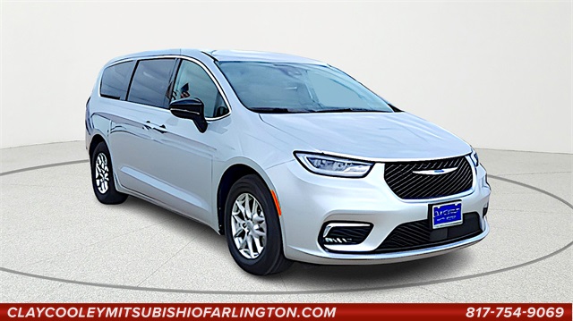 2024 Chrysler Pacifica Touring L's photo