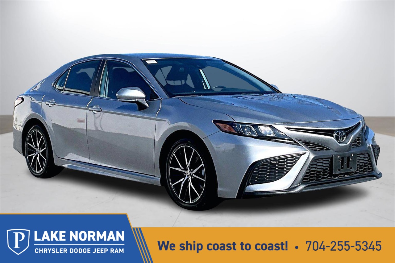 2024 Toyota Camry SE's photo