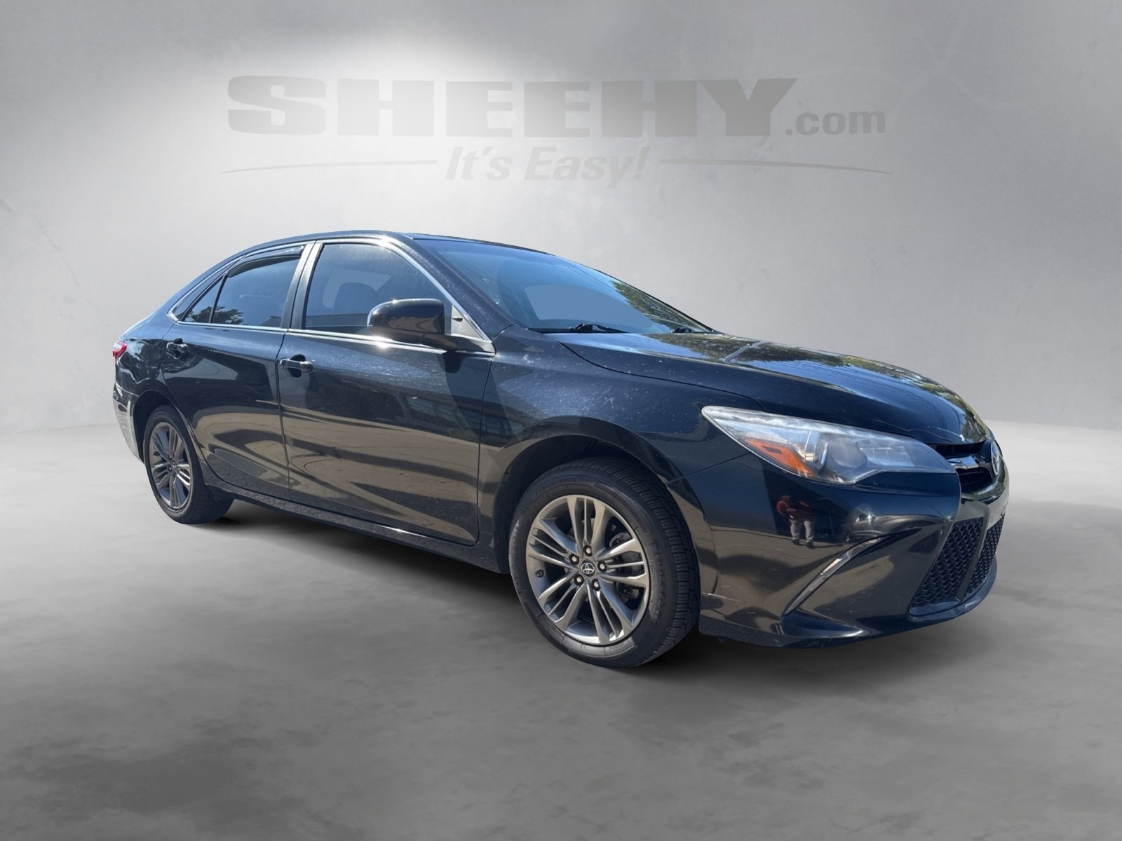 2017 Toyota Camry SE photo 2