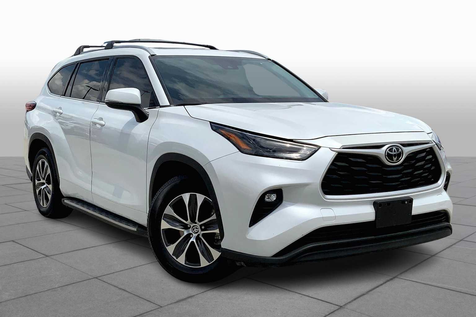 2022 Toyota Highlander XLE photo 2
