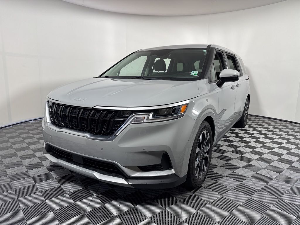 2022 Kia Carnival EX's photo