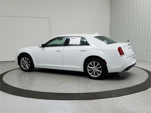 2023 Chrysler 300 Touring photo 4