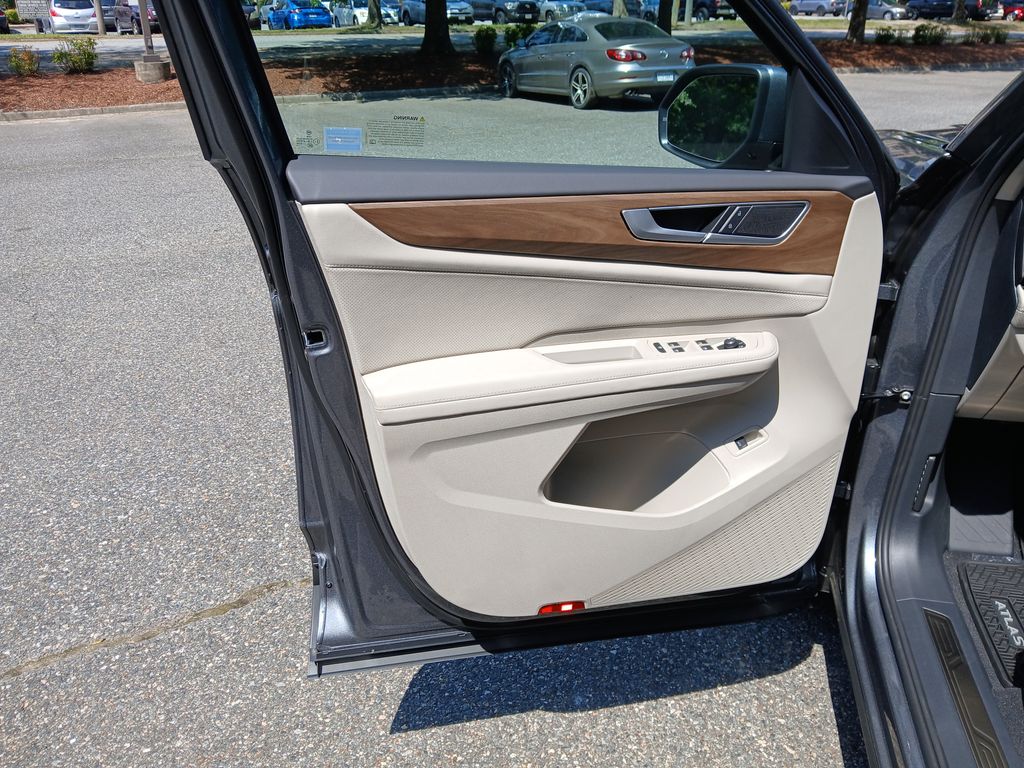 2025 Volkswagen Atlas SE Technology photo 9