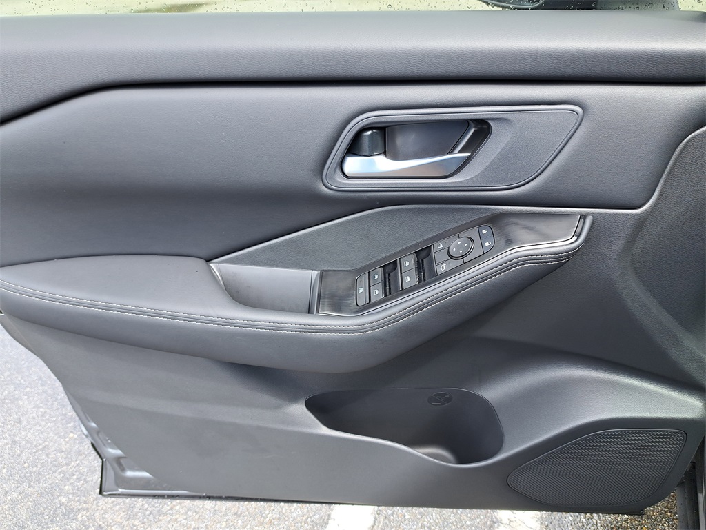 2026 Nissan Rogue SV photo 21